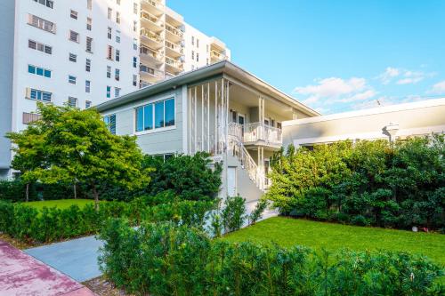 an apartment building with a garden in front of it at Boutique Apartments Flamingo in Miami Beach