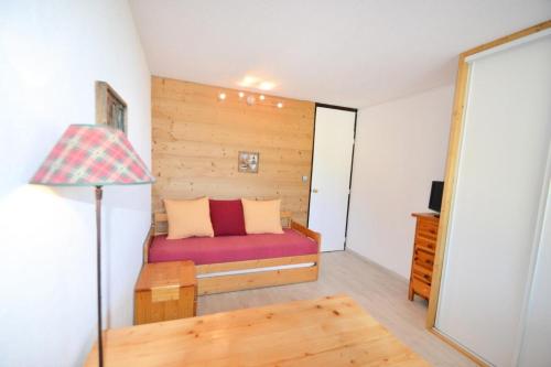 - une petite chambre avec un lit et une lampe dans l'établissement Résidence Le France - Studio 2 pers - LE FRANCE - PLAGNE CENTRE MAE-1624, à Aime La Plagne