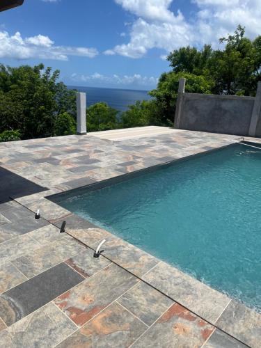 Bazén v ubytování Chez Antonin nebo v jeho okolí