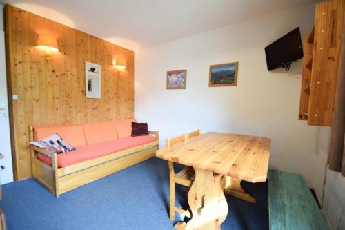 un salon avec un canapé et une table dans l'établissement Résidence Les Hameaux I - Studio 3/4 pers - LES HAMEAUX 1 - PLAGNE VILLAGES MAE-6134, à Aime La Plagne