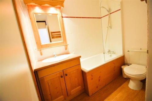 une salle de bain avec un lavabo, des toilettes et un miroir dans l'établissement Résidence Le France - Studio 2pers LE FRANCE PLAGNE CENTRE MAE-9594, à Aime La Plagne