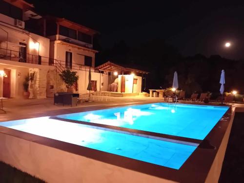 Kolam renang di atau dekat dengan Raphael Evangellos Villa