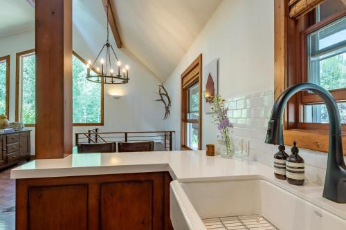 une cuisine avec un grand évier et un comptoir dans l'établissement 380 Sabala Unit A, à Ketchum