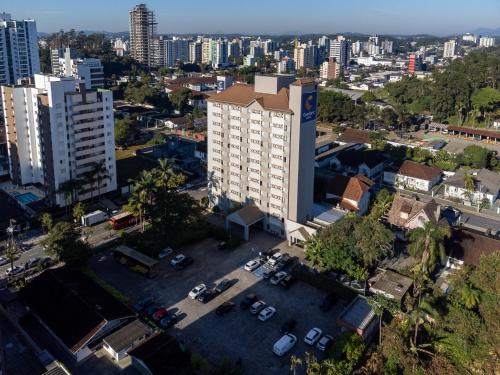 an aerial view of a building in a city at Comfort Hotel Joinville in Joinville