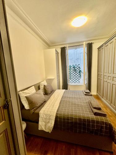 - une petite chambre avec un lit et une fenêtre dans l'établissement Charming 2 Bedroom with Huge Private Terrace, à Paris