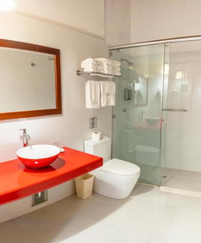 a bathroom with a sink and a toilet and a shower at Altavista Casahotel - Asociado Casa Andina in Moyobamba