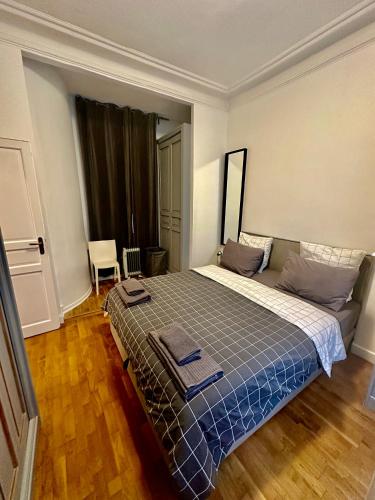 une chambre avec un grand lit avec une couverture bleue dans l'établissement Charming 2 Bedroom with Huge Private Terrace, à Paris