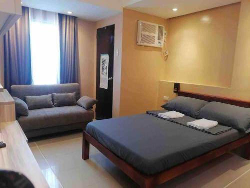 Posezení v ubytování Affordable Cozy Studio 1-Ride to SM Cebu & Ayala