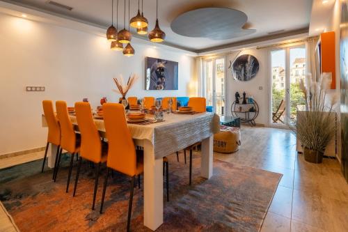 Et opholdsområde på Chic, Luxury & Spacious F4 in Old Town AC