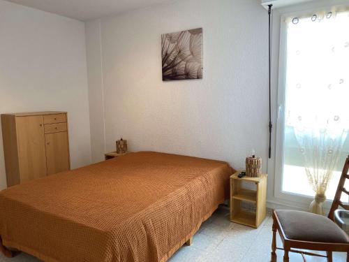 une chambre avec un lit et une fenêtre dans l'établissement Appartement 3 pièces tout confort avec loggia fermée et équipements modernes, proche des Thermes - FR-1-553-208, à Balaruc-les-Bains