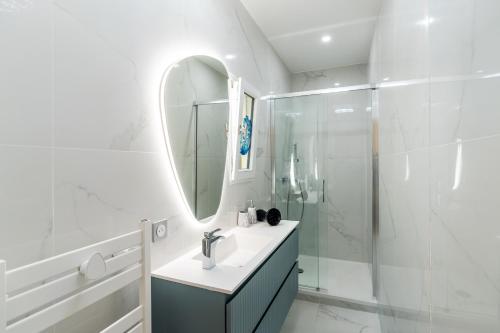 Et badeværelse på Chic, Luxury & Spacious F4 in Old Town AC