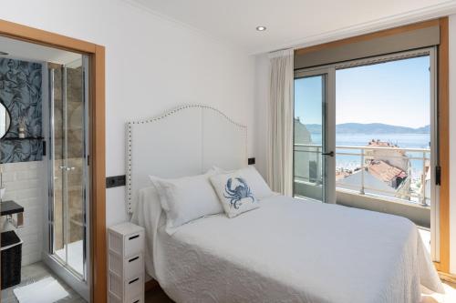 A bed or beds in a room at ÁTICO DE LUX SANXENXO