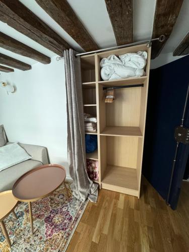 une chambre avec un lit, un bureau et une table dans l'établissement Studio Tout Équipé Bourse, à Paris