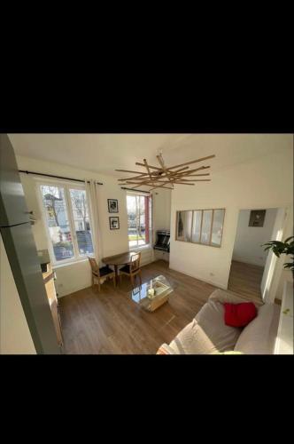 un salon avec un canapé et une table dans l'établissement Appartement lumineux refait à neuf, à Rouen