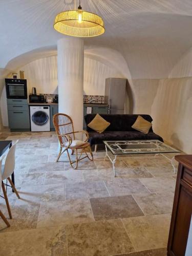 un salon avec un canapé et une chaise dans l'établissement Logement privé avec terrasse, à Chanonat