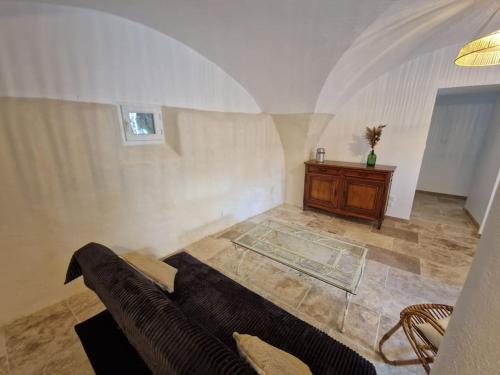 un salon avec un canapé et une table dans l'établissement Logement privé avec terrasse, à Chanonat