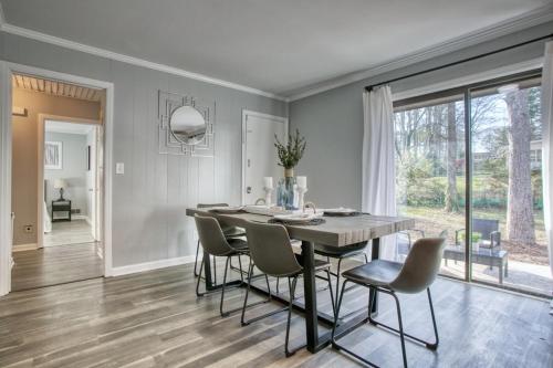 a dining room with a table and chairs at Rocksteady Atlanta Decatur in Decatur