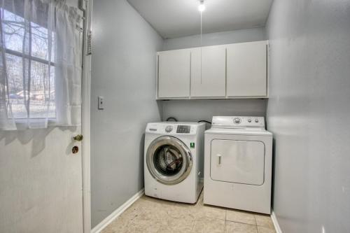 a laundry room with a washing machine and a washer at Rocksteady Atlanta Decatur in Decatur