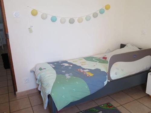 une chambre avec un lit avec une couverture dessus dans l'établissement Location de vacances, à Casalabriva