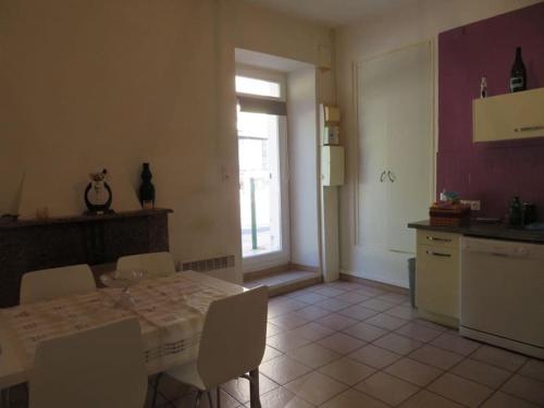 une cuisine avec une table et des chaises et une fenêtre dans l'établissement Location de vacances, à Casalabriva