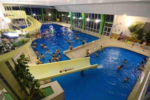 - une grande piscine avec des personnes dans l'établissement Les 3 Flocons, Meublé classé 3 étoiles , labellisé 4 grif, à Orcières