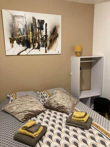 une chambre avec un lit avec deux serviettes dessus dans l'établissement Le clos des Arvernes, à Corent