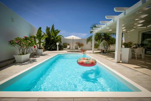 Bazén v ubytovaní Golden Holiday 2 Ville con piscine indipendenti e separate alebo v jeho blízkosti