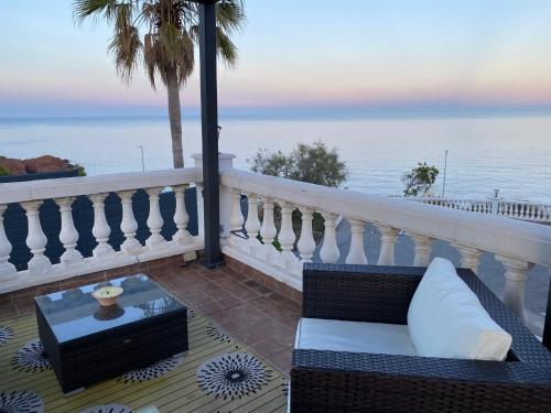 d'un balcon avec un canapé et une vue sur l'océan. dans l'établissement Studio et son Rooftop Panoramique Privé, Anthéor, Saint Raphaël, plage à Pieds, à Saint-Raphaël