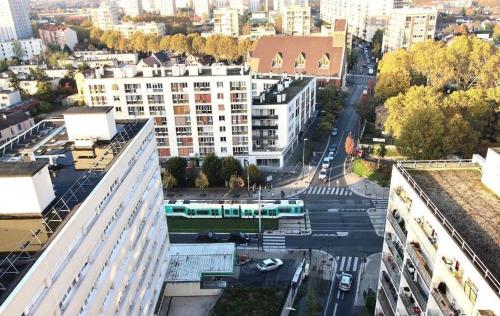 - une vue sur une ville avec un train dans une rue dans l'établissement Room confortable next to the Olympic venues, à Villeneuve-la-Garenne