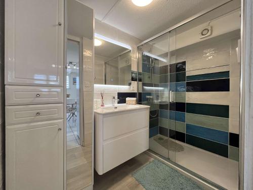 une salle de bain avec un lavabo et une douche dans l'établissement Pavillon climatisé près de la plage, 3 pièces, 5 couchages, terrasse, parking privé - FR-1-229-775, à Gruissan