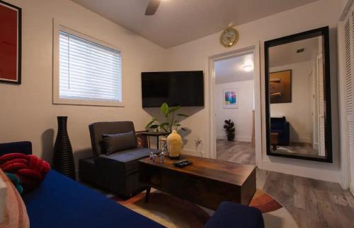 TV a/nebo společenská místnost v ubytování The Myrlande Dinvil Guest Suite