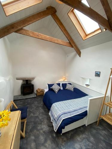 Кровать или кровати в номере Cosy Barn A rural location near Tintagel
