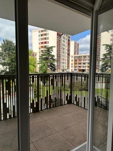 un balcon avec vue sur une ville dans l'établissement Appartement spacieux à 30mn de Paris au pied de la gare, à Saint-Ouen-lʼAumône