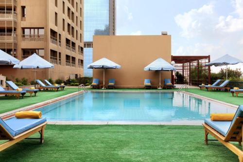 Het zwembad bij of vlak bij Cairo World Trade Center Hotel & Residences
