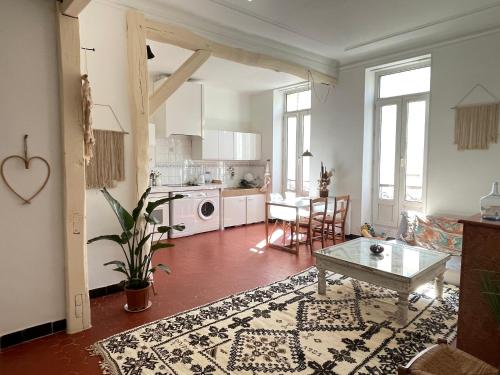 un salon avec une table et une cuisine dans l'établissement Bright And Spacious Apartment, Near Vieux Port & Endoume, à Marseille