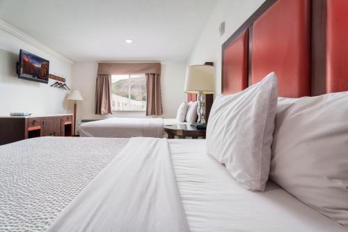 Una cama o camas en una habitación de Ramada by Wyndham La Verkin Zion National Park