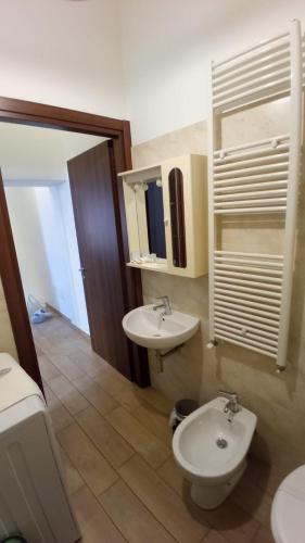 a bathroom with two sinks and a toilet and a mirror at Casa Martino in Barisciano