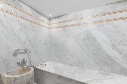 a bathroom with a marble tub and a shower at Piscine chauffée - Sauna - Hammam - Appart Coeur de Gueliz in Marrakech