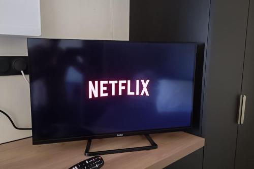 Una televisión o centro de entretenimiento en tiny house confort