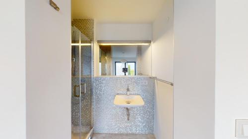 a bathroom with a sink and a mirror at Ruhige komplette Wohnung voll Ausgestattet 35min Bahn bis München in Reichertshausen