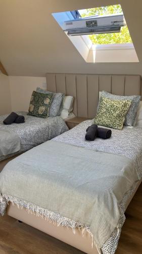 Postel nebo postele na pokoji v ubytování Sintra Flower Vintage Chalet