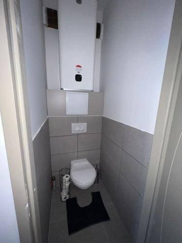 une petite salle de bain avec toilettes et lavabo dans l'établissement App T1 bis proche de la gare 501, à Saint-Étienne