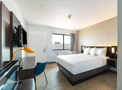 Postel nebo postele na pokoji v ubytování Motel 6-Del Rio, TX