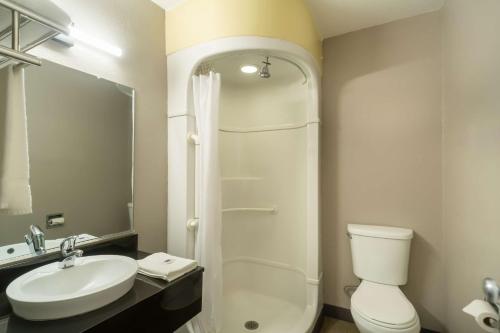 Bilik mandi di Motel 6-Del Rio, TX