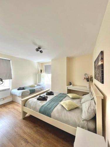 a bedroom with two beds in a room at DVMescape flat1 in Bristol