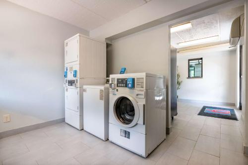 a laundry room with a washer and dryer at Motel 6-Charlotte, NC - Coliseum in Charlotte