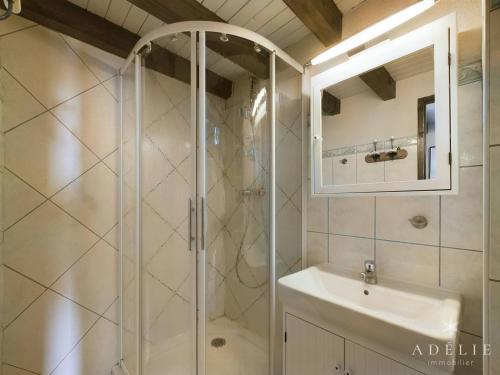 une salle de bain avec douche et lavabo dans l'établissement Appartement 6/7 pers. au pied des pistes, proche commerces, balcon sud, parking inclus - FR-1-398-558, à La Rosière