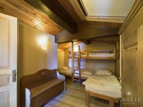 une chambre avec deux lits superposés et une échelle dans l'établissement Appartement 6/7 pers. au pied des pistes, proche commerces, balcon sud, parking inclus - FR-1-398-558, à La Rosière