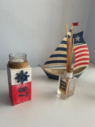 a candle holder with an american flag and a toy boat at Apartamento en alquiler en la guaira con piscina in La Guaira