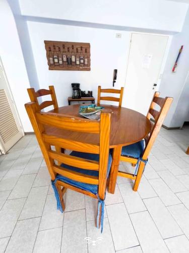a wooden table and chairs in a kitchen at Apartamento en alquiler en la guaira con piscina in La Guaira